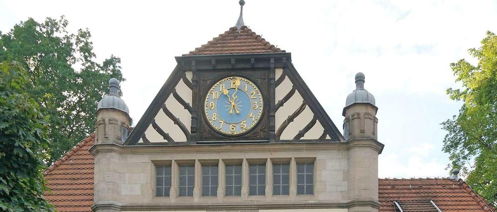 Am S-Bahnhof Grunewald kann man der Uhr nicht trauen.