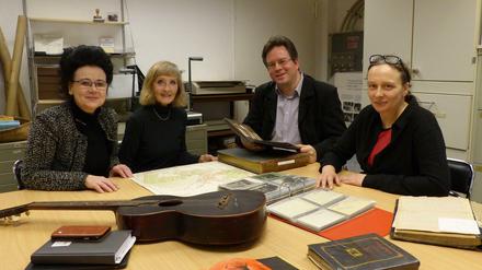 Gabriele Schuster, Monika Gesierich, Olaf Schlunke und Kerstin Seller im Archiv des Heimatvereines.