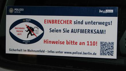 Dieser Aufkleber der Polizei soll aufmerksame Nachbarn in Steglitz-Zehlendorf ermutigen, den Notruf 110 anzurufen  