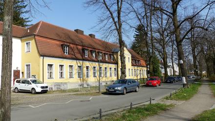 Das Haupthaus des Klosters an der Straße in Alt-Lankwitz.