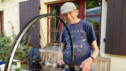 Jürgen Abeler ist der letzte Mitbegründer der Fahrradwerkstatt, der sich bis heute aktiv einbringt 