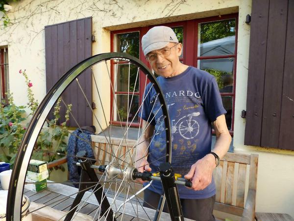 Jürgen Abeler ist der letzte Mitbegründer der Fahrradwerkstatt, der sich bis heute aktiv einbringt 