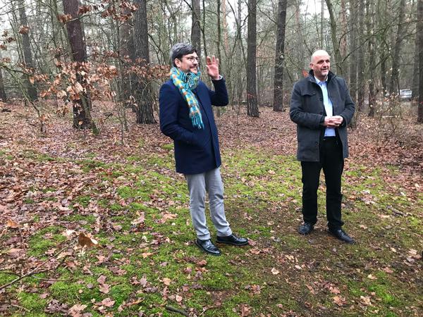 Spontane Zusammenkunft im Wald bei Berlin: Senator Dirk Behrendt (Grüne, links) und Spandaus Stadtrat Stephan Machulik, SPD, in Groß Glienicke.