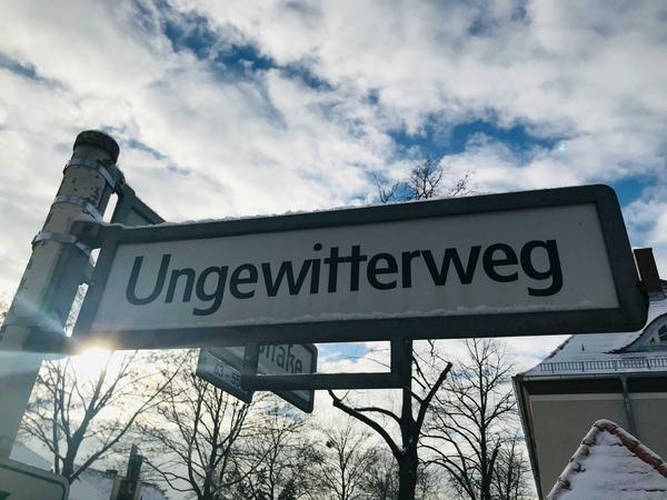Gleich neben der Wache liegt dieser Weg - mit markantem Namen. Claus Ungewitter war Testpilot und stürzte 1927 am Flugplatz Staaken ab.