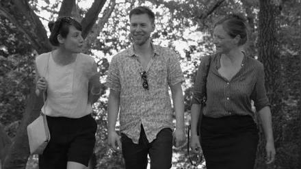 Erster Dreh am Lietzensee. Für den Film „Sweet Charlottenburg“ probten jetzt die Schauspieler Anna Schumacher, Simon Finkas und Gaby Herz (v.l.n.r.).