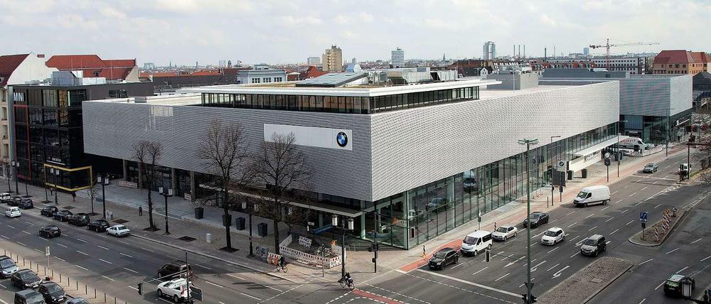 Hier wird diskutiert: Die neue BMW-Niederlassung am Kaiserdamm, Ecke Messedamm.