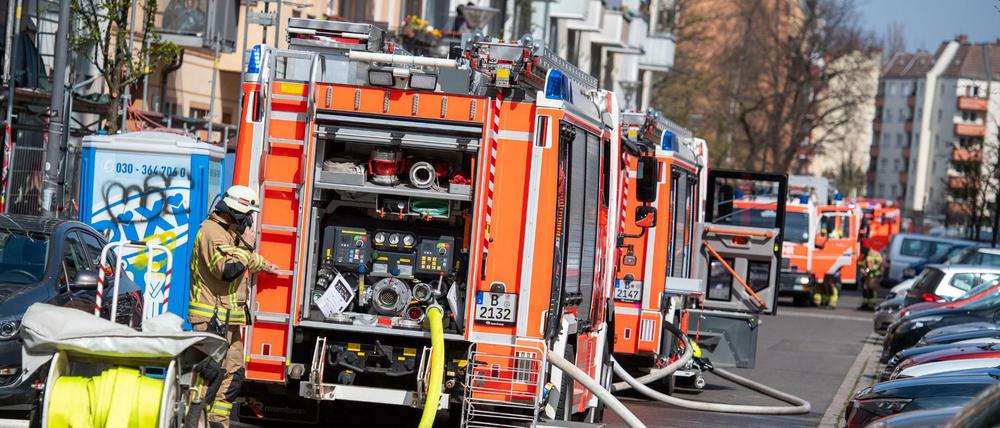 Feuerwehrautos stehen in einer Straße in Friedrichshain, in der es in einem Wohnhaus gebrannt hat.