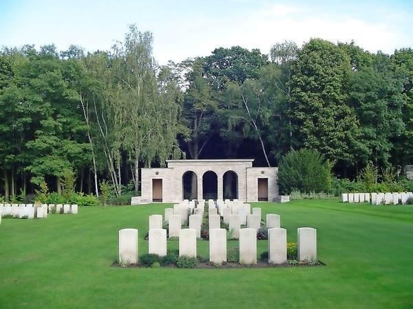 Der Eingangsbereich des Britischen Soldatenfriedhofs.