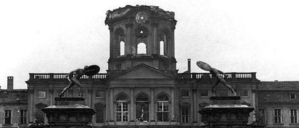 Das ausgebombte Schloss Charlottenburg im Jahr 1943.
