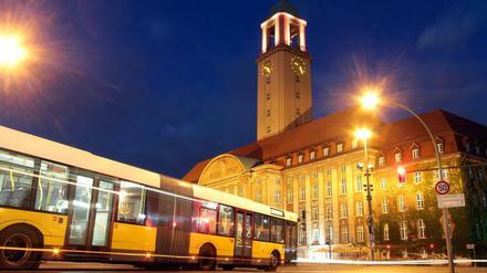 Berlins BVG-Busknoten Nr. 1 (noch vor dem Bahnhof Zoo): das Rathaus Spandau.