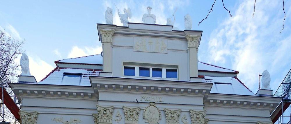 Prächtiger als erlaubt: Die denkmalgeschützte Grunewalder Villa wurde mit zusätzlichen Skulpturen verziert. 