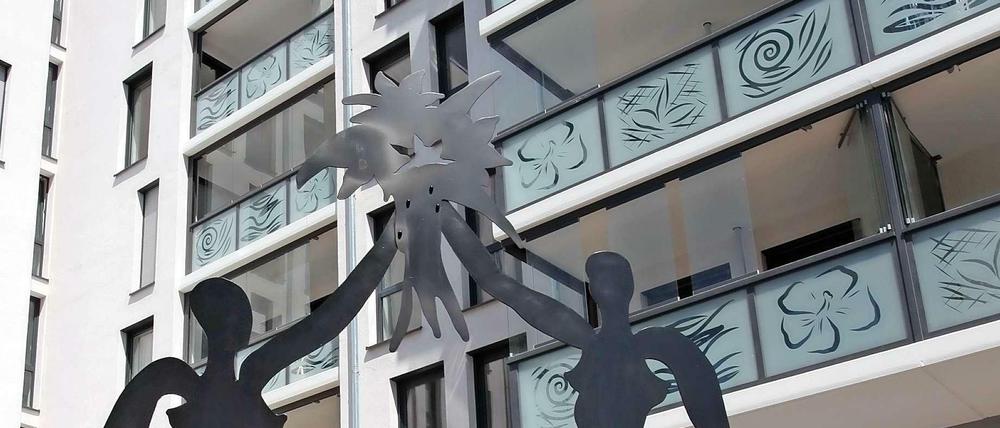 Die „Shadow Sculpture“ von Stefan Szczesny vor den neuen Wohnungen.