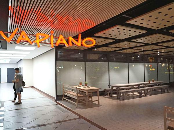Im Europa-Center öffnet der Plattenladen bald in der früheren Mövenpick-Bar, vor der hier Bänke von „Vapiano“ stehen.