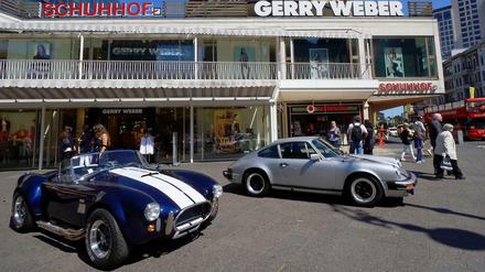Klassiker der Automobilgeschichte. Eine AC Cobra (links) und ein silberner alter Porsche werben vor dem Neuen Kranzler-Eck für die „Classic Days Berlin“.