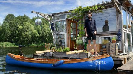 Claudius Schulze hat in der Rummelsburger Bucht ein Hausboot mit Atelier. 