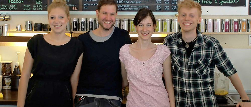 Das Inhaber-Team des Coffee Cabana, Christian Saak und Janet Müller (Mitte), mit ihren Mitarbeitern Marie (l.) und Jannik (r.)