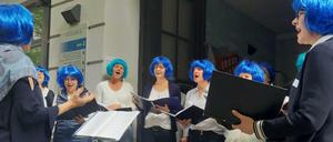 Lesbenchor "Spreediven", singend mit blauen Perücken.