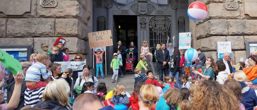Protest vor dem Rathaus Charlottenburg. Rund 300 Eltern und Kinder demonstrierten am Donnerstag gegen die Schließung des Therapiebads. 