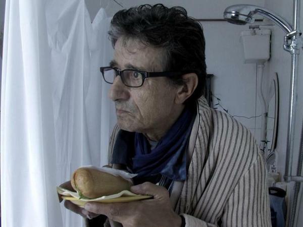 Ein Snack unter der Dusche: Schauspieler Rolf Zacher in einer Szene aus dem Film „Die Liebe und Viktor“ (2009).