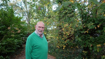Pierre Frei in seinem Garten in Südwest-Frankreich: Er sei "glücklich, dass ich das Leben so nehmen darf, wie es ist", hat der Autor Nicki Pawlow geschrieben 