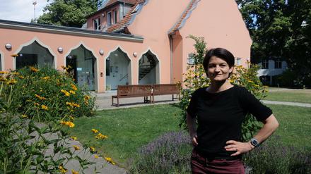Saskia Helbig vor dem Gemeindehaus der Evangelischen Gemeinde am Schuchardtweg