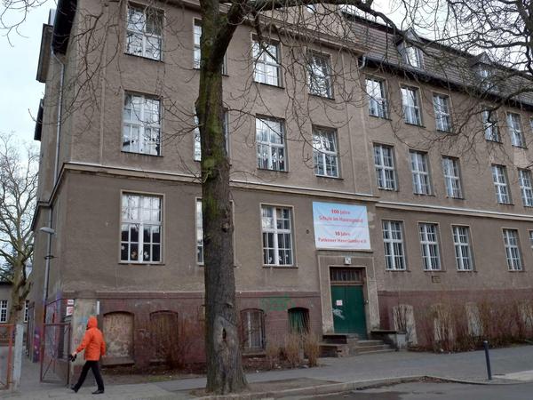 Vor 100 Jahren gebaut, seit 25 Jahren kaum renoviert: Die Grundschule im Hasengrund in Niederschönhausen. 