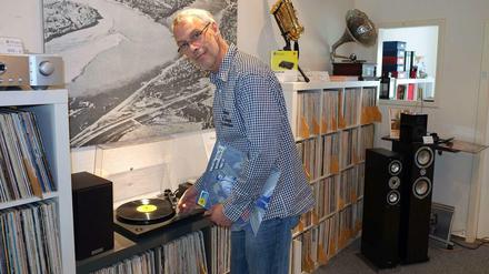 Peter Durek legt auf - und er freut sich, wenn Kunden durch ihn den besonderen Klang des Vinyl wiederentdecken.