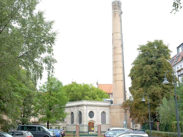 Früher Heizhaus, heute Blockheizkraftwerk für 50 Gebäude im Florakiez.
