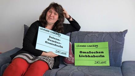 Anke Lobmeyer auf ihrer Couch in Wilhelmsruh.