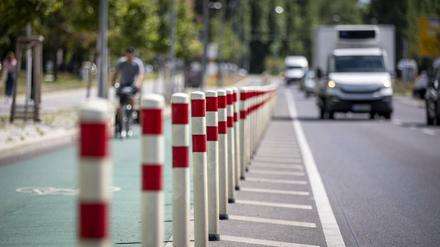 Ein Fahrradfahrer fährt auf einem durch Poller geschützten Radweg. Ähnlich soll das auch bald in der Neuköllner Hermannstraße aussehen.