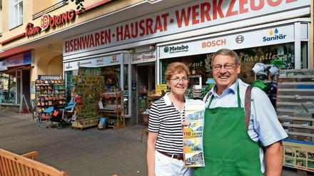 Familiensache. Renate und Helmut Döring vor ihrem Haushaltswarenladen am Kaiserdamm.