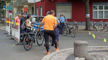 Gegen Raddiebstähle. Am Dienstag gastierte die Polizei auf dem gesperrten Kreuzungsteil an der Wundtstraße und codierte Fahrräder.