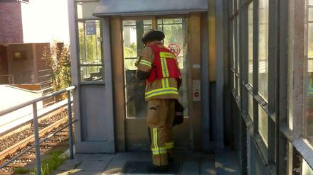 Die Feuerwehr befreite drei mit dem Fahrstuhl stecken gebliebene Fahrgäste