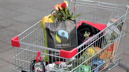 Fairtrade-Waren, hier in einem Einkaufswagen auf einem Symbolbild.