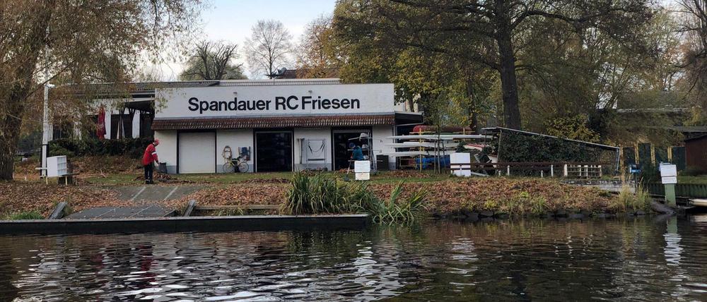 Der Spandauer Ruderclub Friesen mit seinem Vereinsheim nahe der Heerstraße.