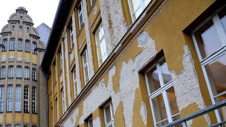 Bröckelnder Putz an der Fassade der Fichtenberg-Oberschule.