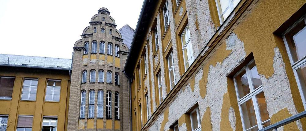 Bröckelnder Putz an der Fassade der Fichtenberg-Oberschule.