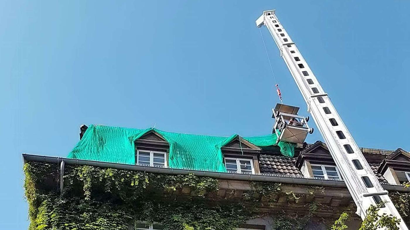 Lockere Bauteile über dem Standesamt Spandau gesichert: Rathausdach ging  ins Netz