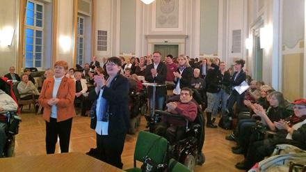 Behinderte und Nichtbehinderte beim inklusiven Neujahrsempfang im Rathaus.