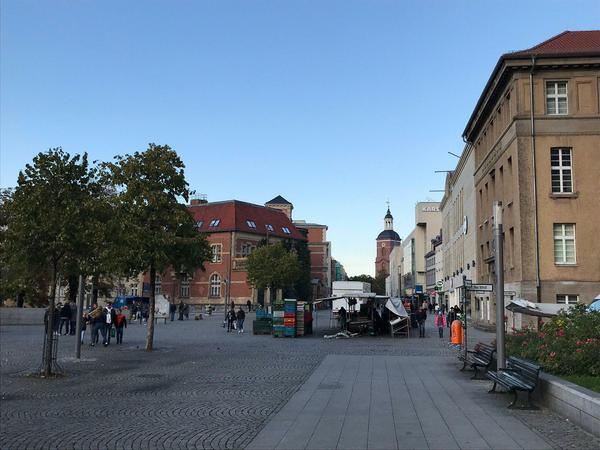 Die Fußgängerzone in Berlin-Spandau. Hinten die Kirche St. Nikolai, vorne rechts Karstadt und C&amp;A (hellere Fassaden).