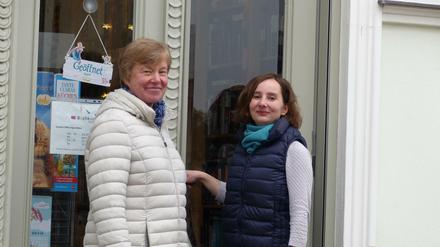 Carola Fußwinkel (links) und ihre Verlegerin, Vanessa Arend-Martin, am Eingang ihres Buchladens in Teltow.