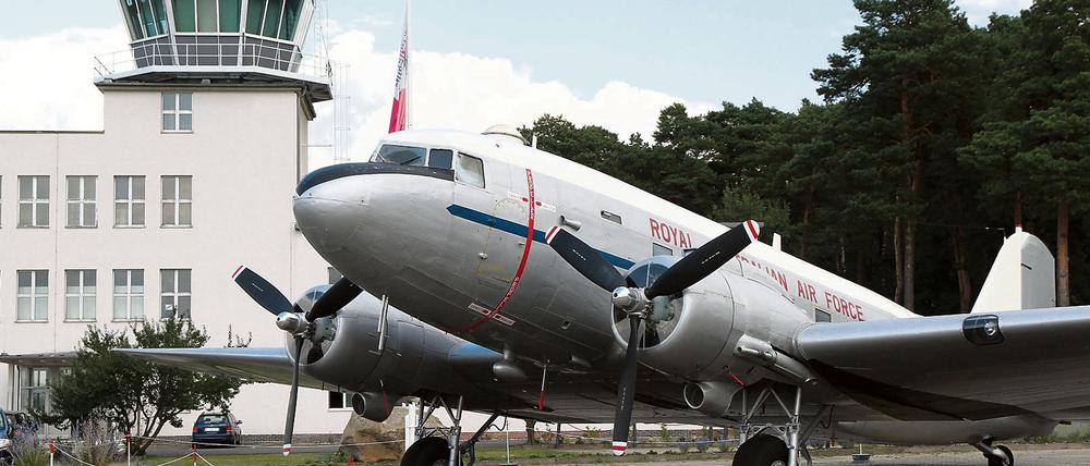 Historisches Flugzeug und Tower im Luftwaffenmuseum Gatow.