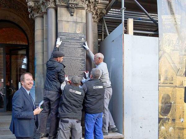 Pfarrer Martin Germer (l.) freut sich: Eine Bronzetafel zeigt die Namen der 80 größten Spender für die Turmsanierung.