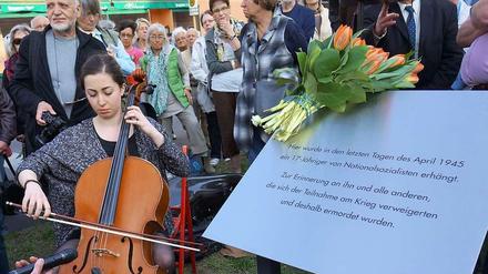 Erinnerung an ermordete Kriegsverweigerer. Neben der neuen Gedenktafel in der Uhlandstraße musizierte Elia Cohen-Weissert.