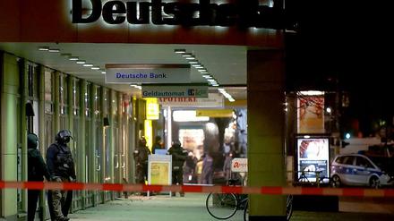 Großeinsatz in Zehlendorf-Mitte: Die von der Polizei umstellte Bankfiliale an der Potsdamer Straße während der Geiselnahme. 