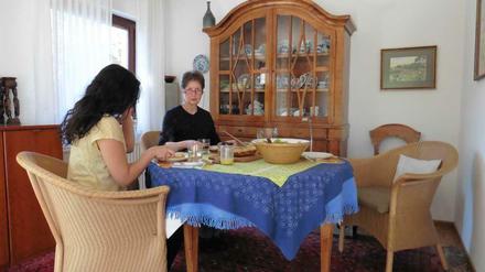 Inge Liss mit ihrem Schützling aus Syrien beim gemeinsamen Mittagessen. Im Rahmen ihrer selbst zusammengestellten Harzt IV-Menüs gab es diesmal Kartoffelgratin und Salat, Kosten etwa ein Euro pro Person