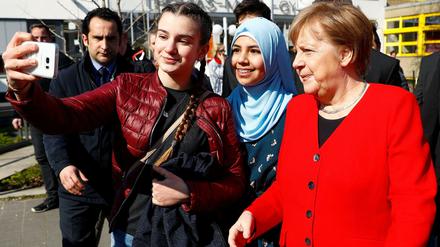 Schülerinnen des Thomas-Mann-Gymnasiums in Berlin-Reinickendorf machen ein Selfie mit Bundeskanzlerin Angela Merkel.