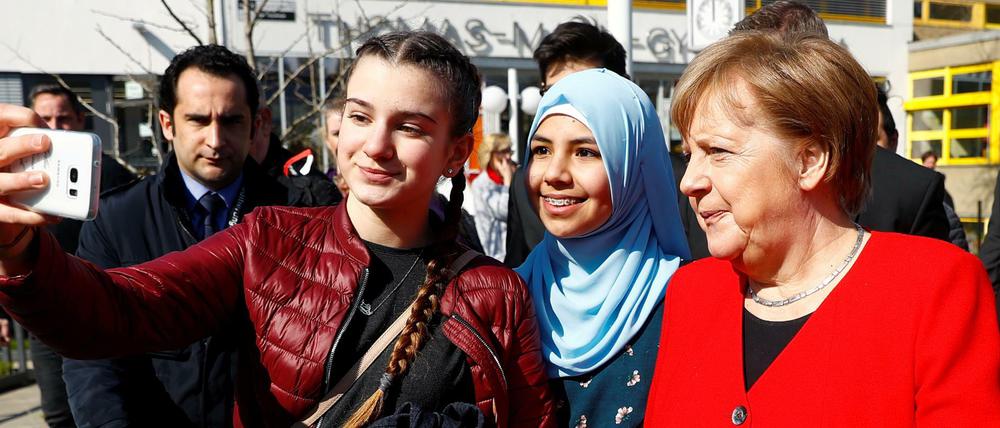 Schülerinnen des Thomas-Mann-Gymnasiums in Berlin-Reinickendorf machen ein Selfie mit Bundeskanzlerin Angela Merkel.