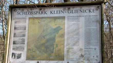 Veraltet und verwittert. Ein Schild informiert über die Geschichte des Parks Klein-Glienicke. Der Denkmalbeirat hat sich mit dem Park befasst.