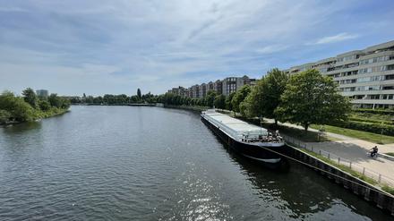 Die MS Goldberg am Ufer der Havel in Berlin-Spandau.